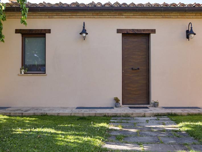 Appartamento intero, Casale nelle Marche con piscina e vini Verdicchio in Montecarotto, Provincia di Ancona