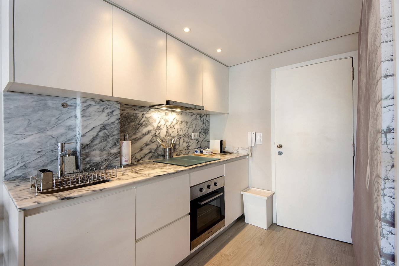 Apartamento inteiro, Apartamento 'The Plaza Boavista' com varanda, Wi-Fi e ar condicionado in Cedofeita, Porto