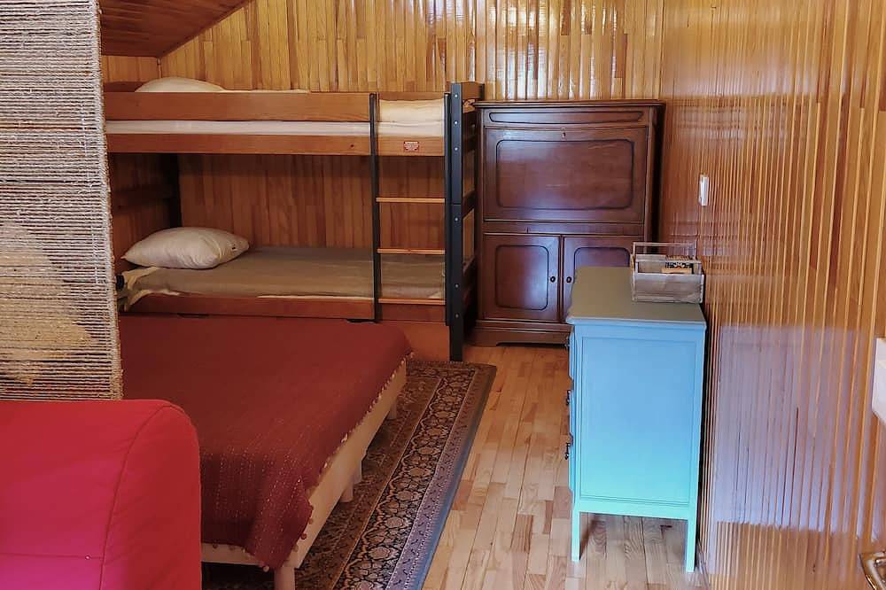 Entire apartment, Les Serintes - 3-room apartment - 5-minute walk to the slopes! in Saint-Léger-les-Mélèzes, Écrins National Park