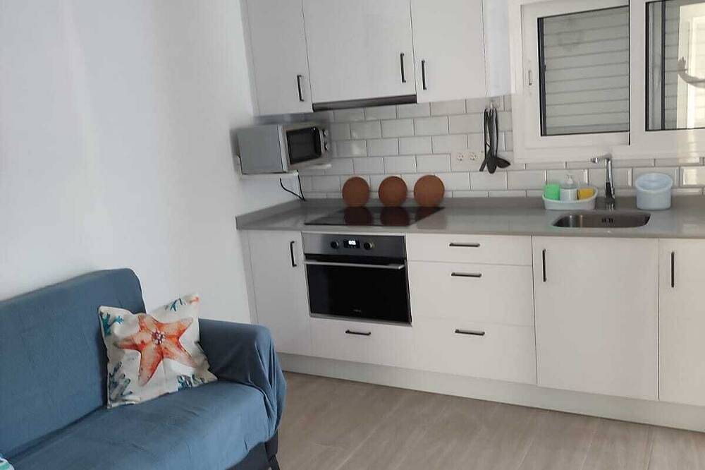Entire apartment, \"Casita de Arrieta\" Close to everything and steps from the sea! in Arrieta, Haría