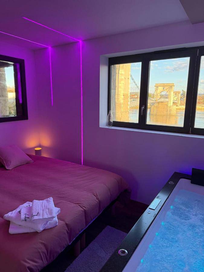 Gîte pour 4 personnes, avec Balcon et Jacuzzi ainsi que Terrasse et Vue à Andance