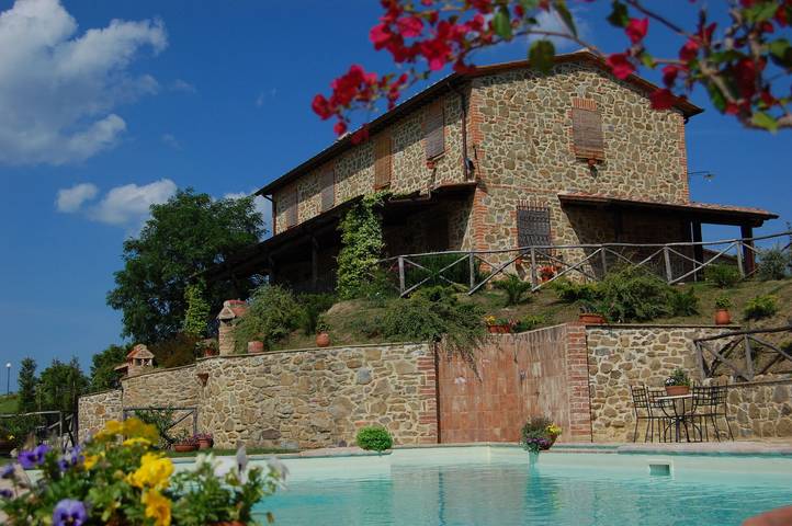 Agriturismo per 18 persone, con giardino e balcone a Paciano