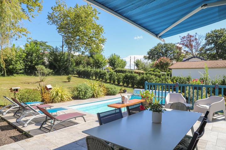 Chambre d'hôtes 'Txori Etxea - Chambre Jaune' avec piscine, petit-déjeuner in Arcangues, Région de Bayonne