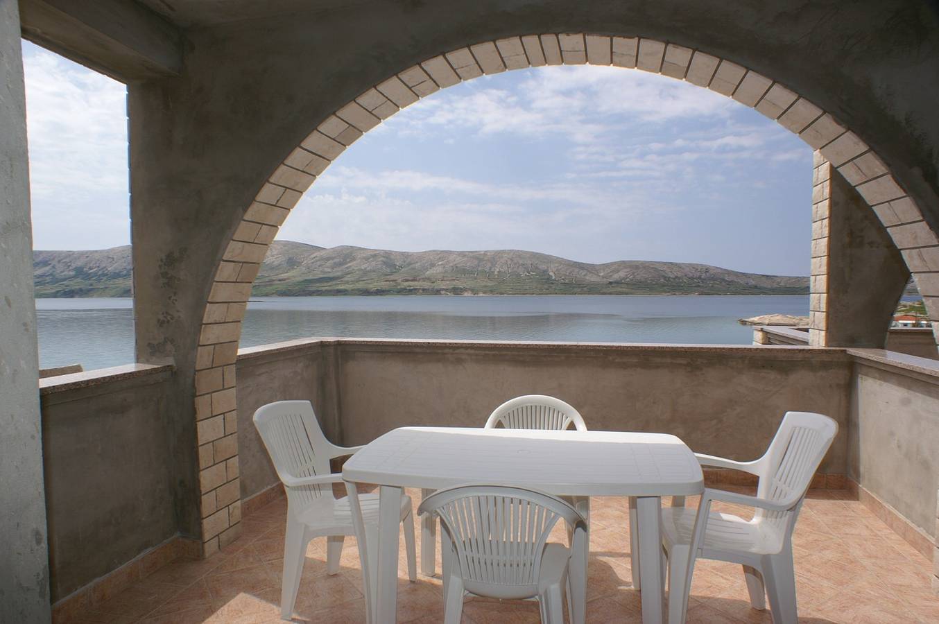 Ganze Wohnung, 2-Zimmer-Ferienwohnung mit Terrasse und Meerblick Zubovici (Pag) A-4130-a in Zubovići, Pag