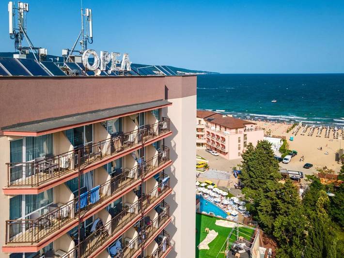 Hôtel pour 2 personnes, avec piscine ainsi que balcon et bassin pour enfant