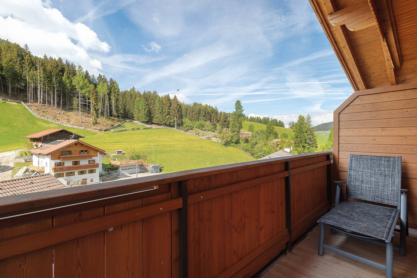 Ganze Wohnung, Apartment 'Weissbrunn Lisa' mit Bergblick, Gemeinschaftsterrasse und Wlan in Santa Magdalena (Eisacktal), Villnöß
