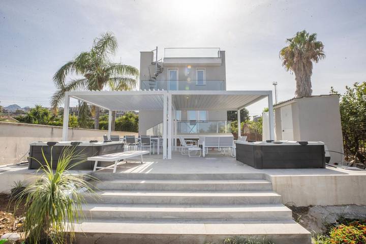 Villa 'Zefira Sole' with Sea View, Wi-Fi and Air Conditioning in Altavilla Milicia, Palermo Province