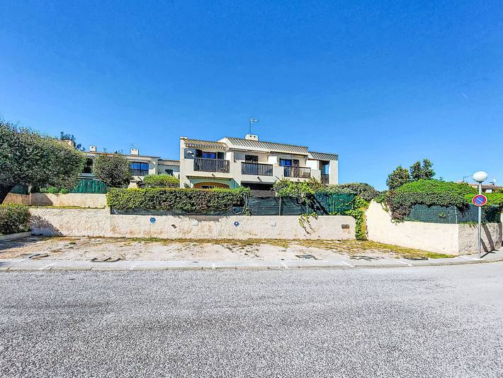 Ganze Wohnung, Gemütliche Ferienwohnung mit Pool, Terrasse und Parkplatz in der Nähe des Strandes „Plage du Liouquet“ (1,5 km) in Les Lecques, Saint-Cyr-sur-Mer
