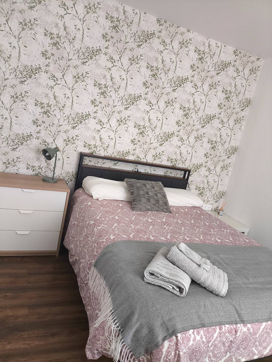 Appartement entier, Appartement 'Cecile' avec vue sur la montagne, jardin privé et Wi-Fi in Valserhône, Nantua