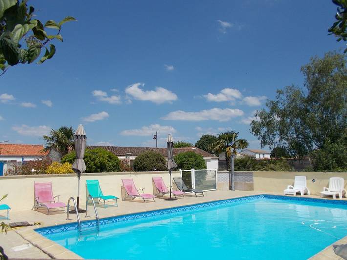 Gîte pour 4 personnes, avec terrasse ainsi que piscine et jardin