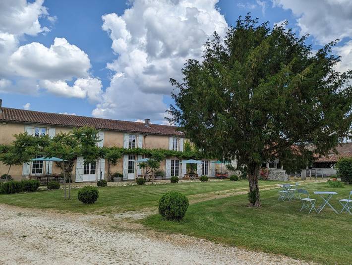 Gîte pour 6 personnes, avec jardin et piscine à Chadurie - 4