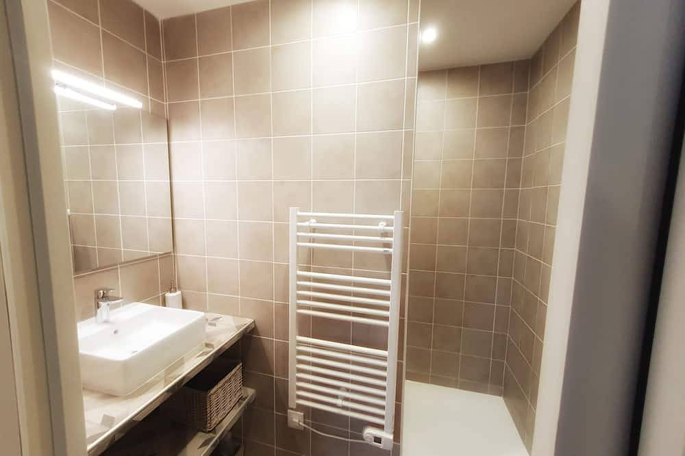 Apartamento entero, Estudio-Lujoso-Baño privado con bañera-Vista al patio in La Charité-sur-Loire, Valle del Loira