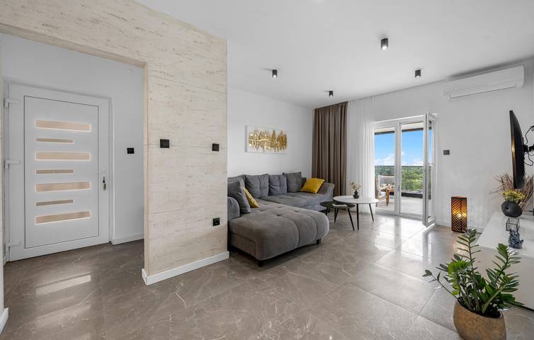 Geräumige Ferienwohnung mit 2 Schlafzimmern, Pool, WLAN und Küche in Skradin, Šibenik-Knin