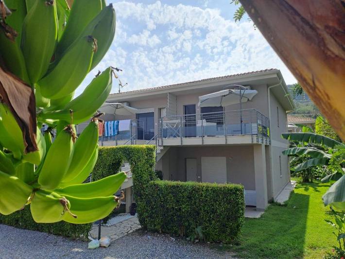 Location de vacances pour 7 personnes, avec Balcon et Terrasse ainsi que Jardin et Piscine à Zambrone