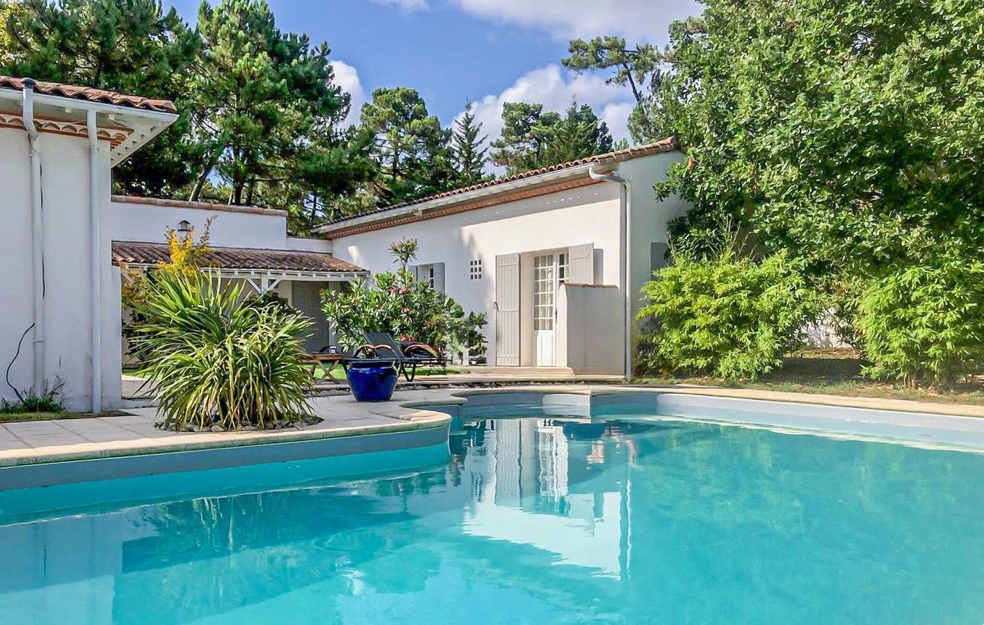 Charming Beachside Apartment with Pool & Garden in La Palmyre, Les Mathes