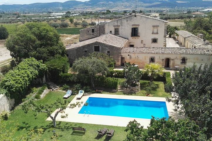 Ferienhaus für 27 Personen, mit Pool und Garten, mit Haustier