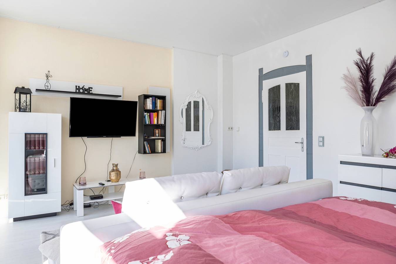 Ganze Wohnung, Ferienwohnung 'Vogelnest Hochzeitssuite' mit Gemeinschaftspool, gemeinsamer Terrasse und Wi-Fi in Mühlhausen, Unstrut-Hainich-Kreis
