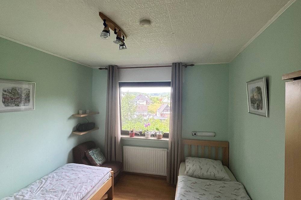 Ganze Wohnung, Gemütliche Ferienwohnung in Adenau - 10 Minuten Fußweg bis zur Nordschleife! in Adenau, Osteifel