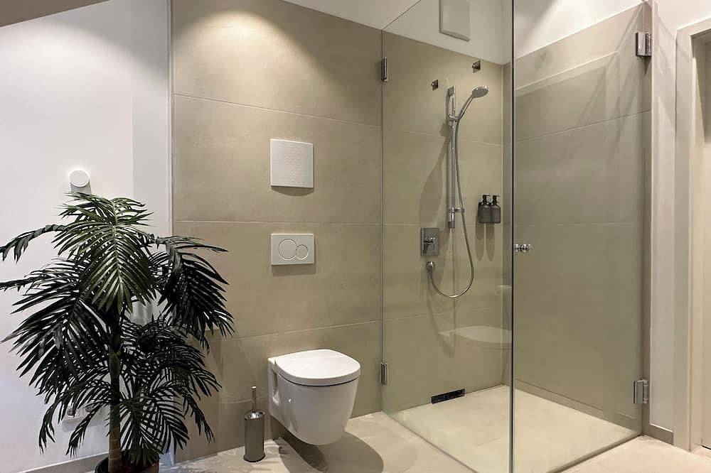 Ganze Wohnung, Exklusives Apartment am Rathausplatz: Terrasse mit Perlachturm-Blick & Parkplatz in Augsburg-Innenstadt, Augsburg