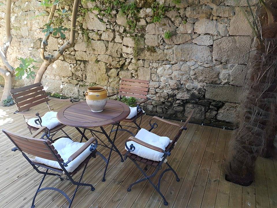 Maison historique sur la place du village in Castelsagrat, Tarn-et-Garonne
