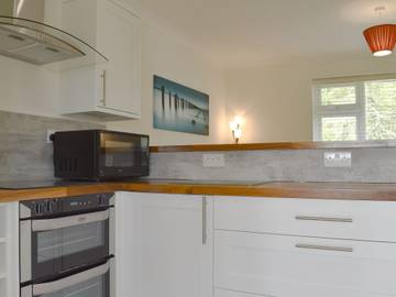 Log Cabin for 4 People in Herstmonceux, High Weald, Photo 3