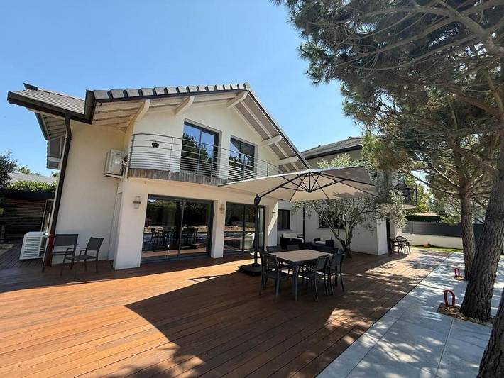 Location de vacances pour 21 personnes, avec Balcon et Jacuzzi ainsi que Terrasse et Jardin à Veigy-Foncenex