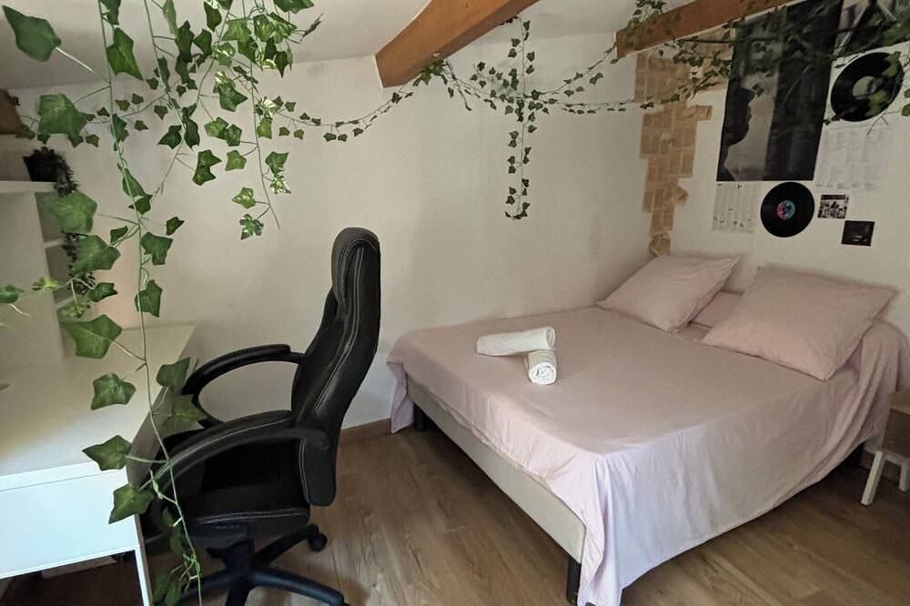 Near Aix en Provence - Architect-designed house with century-old oak tree in Fuveau, Aix-en-Provence und Umgebung