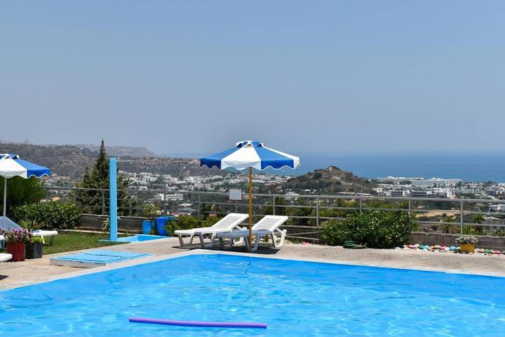 Appart’hôtel pour 2 personnes, avec jardin ainsi que piscine et vue