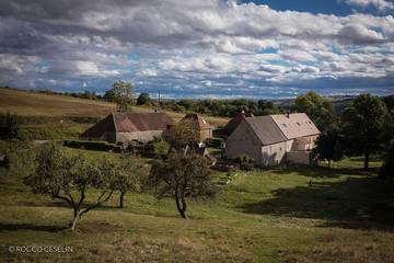 Gîte pour 2 personnes, avec jardin et jacuzzi à Saint-Sernin-du-Plain