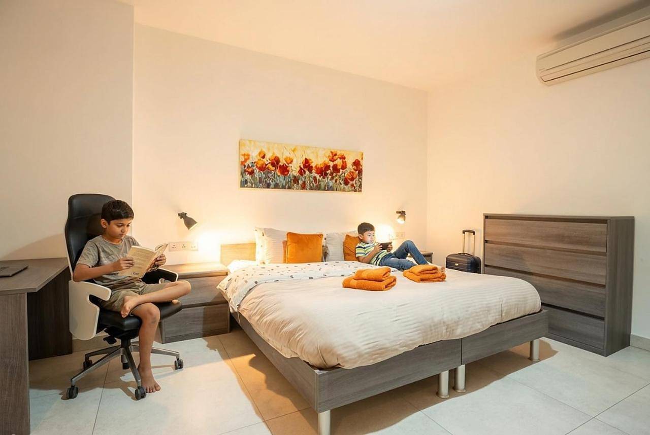Appartamento intero, The Strand Waterfront Apartment with 3 Bedrooms, 4 Bathrooms, Private Garage in Sliema, Isola di Malta