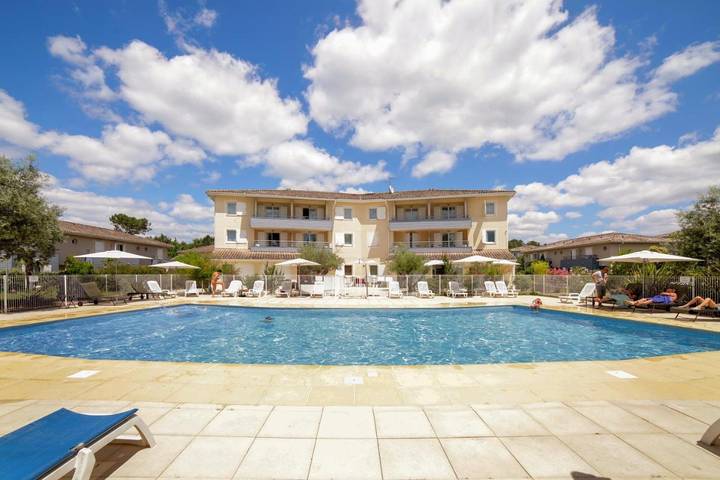 Aparthotel para 6 personas, con piscina y jardín - 1