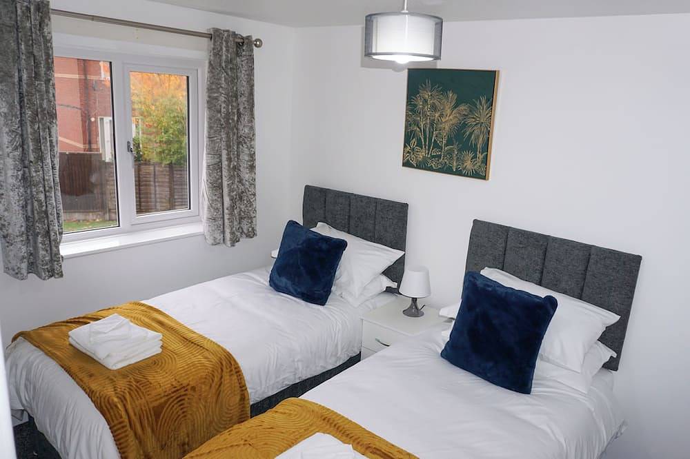 Biz & Fam Sleeps 7 Wigan w/ Parking, Self-Check-in in Wigan, Greater Manchester