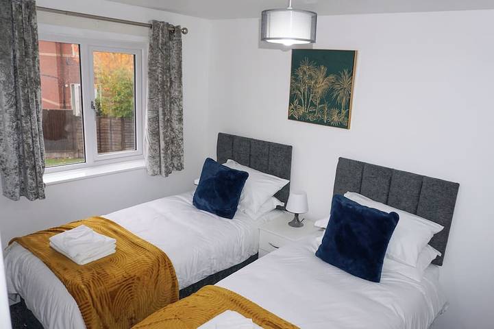 Biz & Fam Sleeps 7 Wigan w/ Parking, Self-Check-in in Wigan, Gran Mánchester