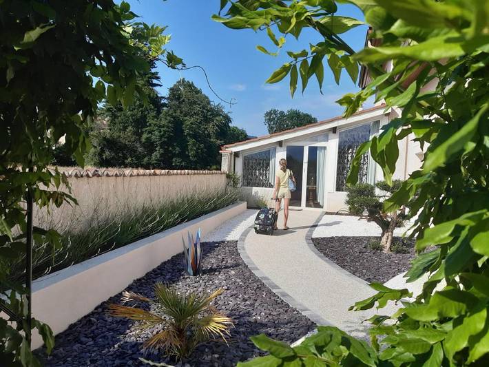Cottage pour 2 personnes, avec terrasse et jardin ainsi que piscine et jacuzzi à Jarrie