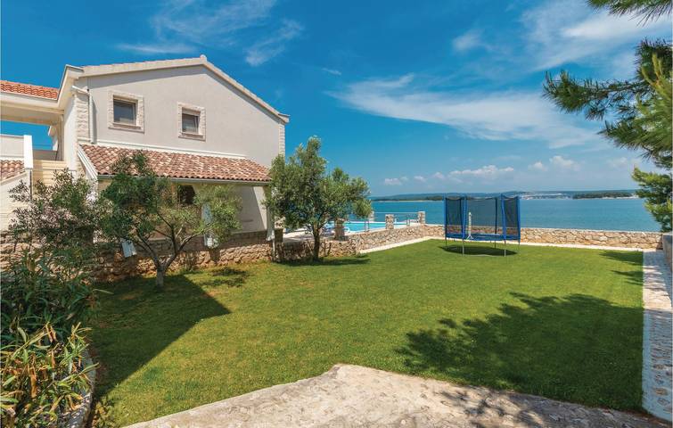 Gemütliche 130 m² große Ferienwohnung mit Pool, WLAN, 1 km vom Strand entfernt in Ugrinici, Tkon