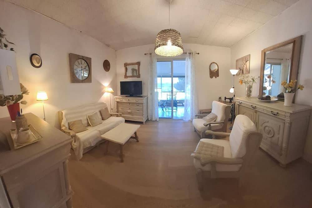 Detached country house, in the heart of the vineyards, 6km from the beach at meze in Villeveyrac, Mediterranean Coast (France)