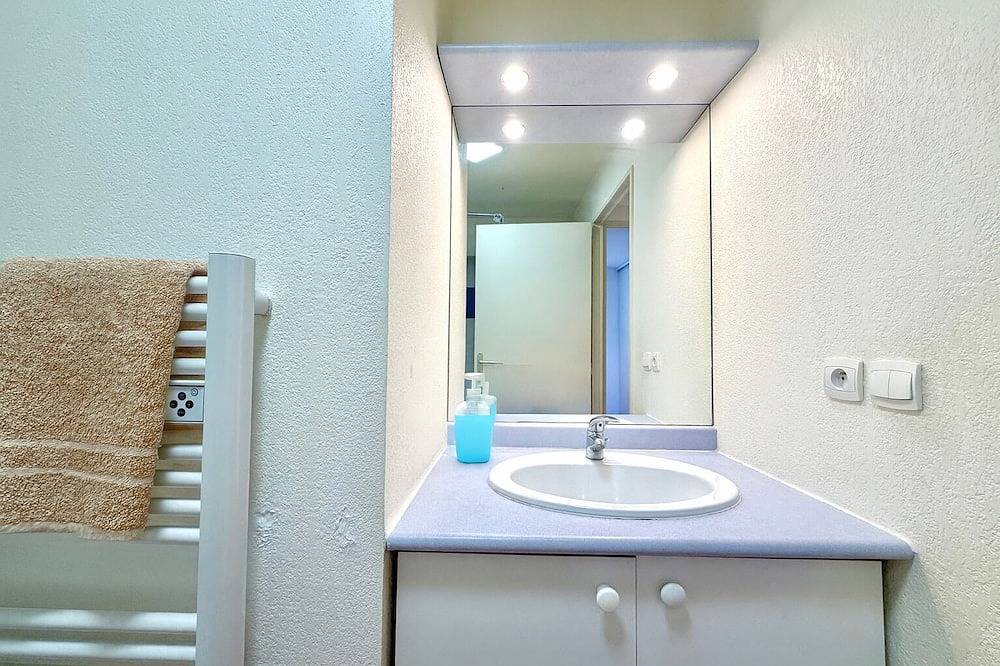 Entire apartment, Les Deux Terrasses, 6 guests, Pool in Calvisson in Calvisson, Nimes region