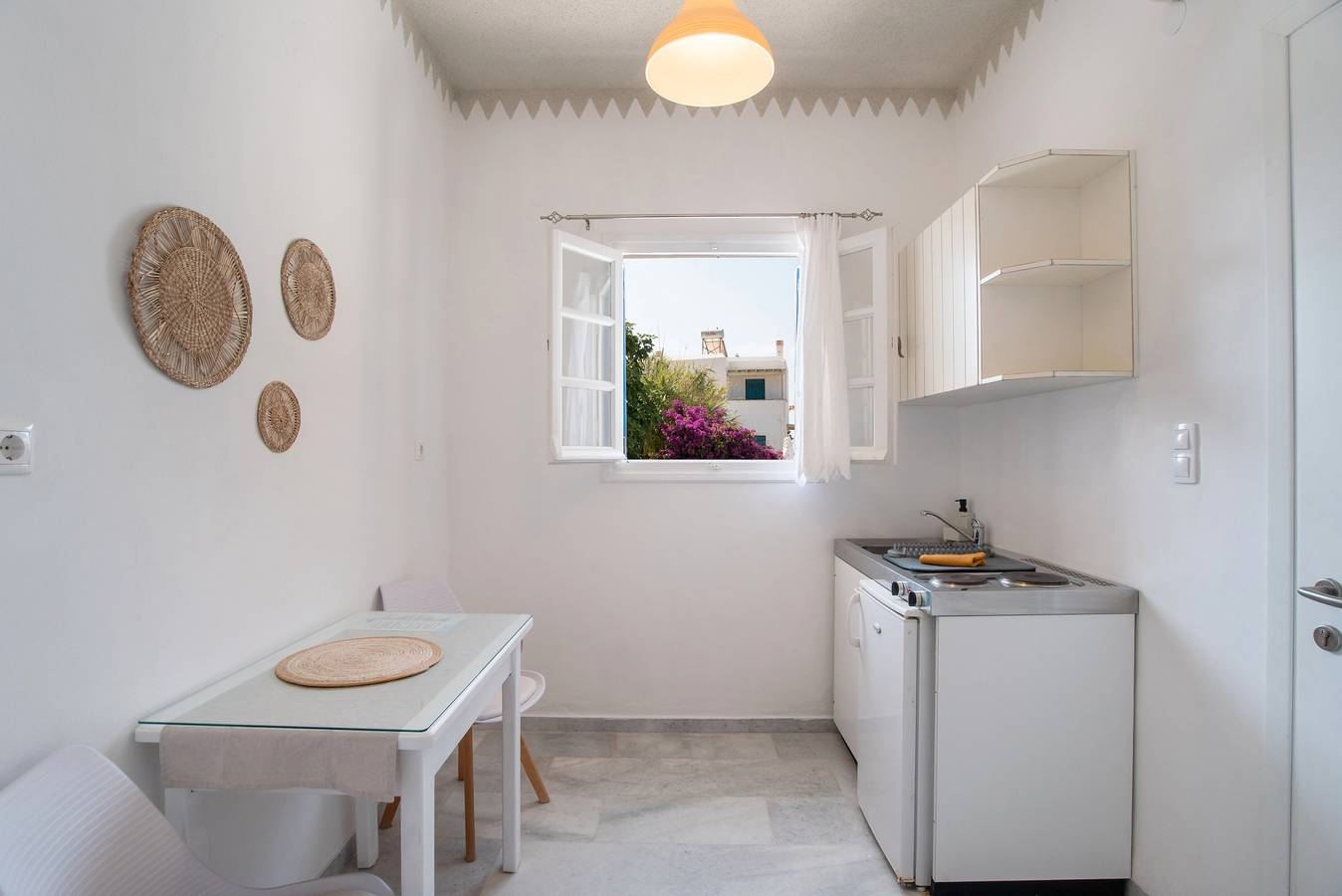 Entire apartment, Apartment 'Maroulis Studios - Studio 2' with Private Garden, Wi-Fi and Air Conditioning in Cyclades