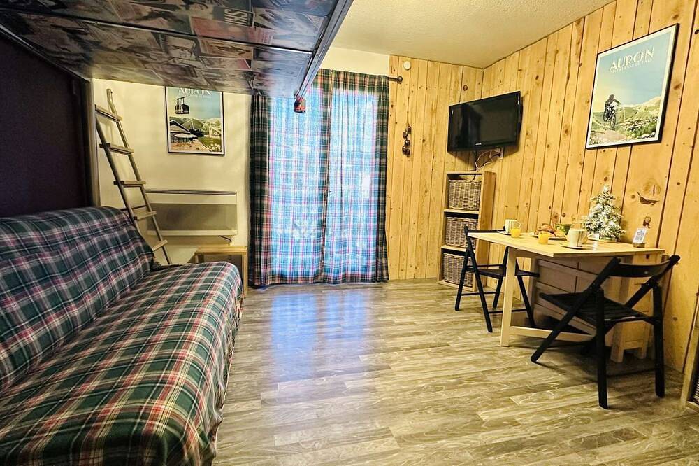 Entire apartment, Les 4 Flocons Modern comfort, sunny balcony & broadband fiber in Auron in Auron, Saint-Étienne-de-Tinée