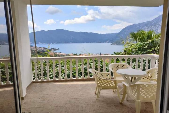 Gîte pour 5 personnes, avec Balcon dans Risan