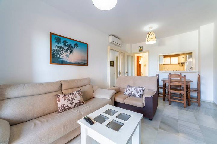 Apartamento entero, Apartamento 'Calle Ciruelo' con vistas al mar, Wi-Fi y aire acondicionado in Roquetas de Mar, Costa de Almería
