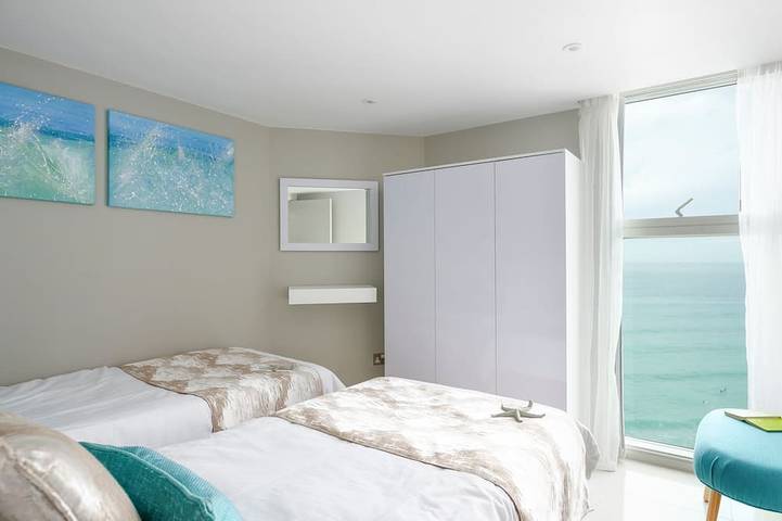 Appartement entier, Superbe appartement au sommet d'une falaise avec une vue imprenable sur la mer \"Wow\" donnant sur la plage in Newquay, Cornouailles