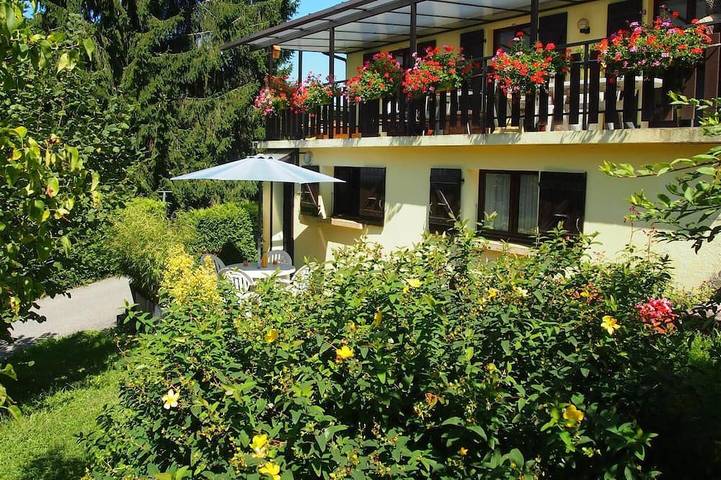 Location de vacances pour 3 personnes, avec terrasse dans La Biolle