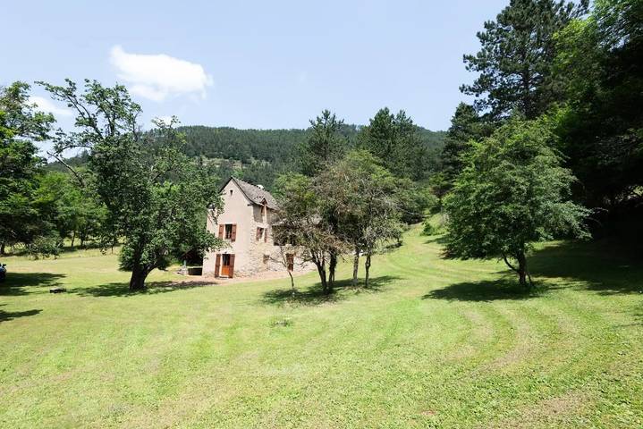 Gîte pour 6 personnes, avec piscine ainsi que jardin et terrasse à Saint-Bauzile