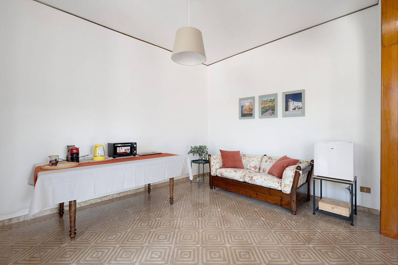 Appartamento intero, Appartamento 'Alle Colonne Bianche Rooms' con Balcone, Wi-Fi e Aria Condizionata in Conversano, Provincia di Bari