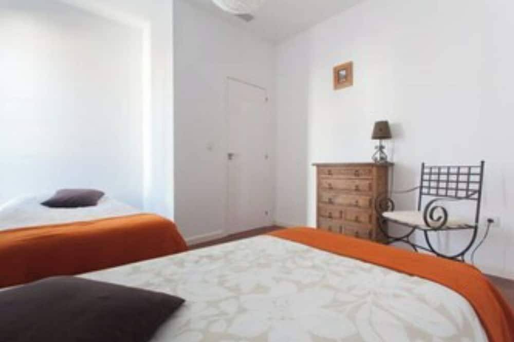 Apartamento entero, Apartamento Abad con vistas al castillo  Santa Barbara a 5 minutos de la playa in El Barrio, Alicante