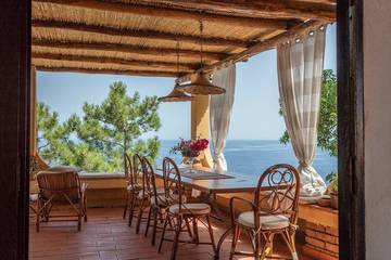 Location de vacances pour 12 personnes, avec jardin et balcon, animaux acceptés à Scilla