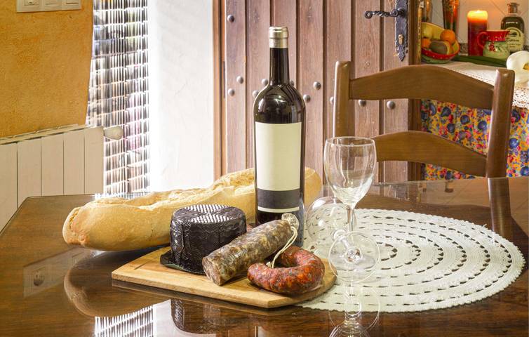 Charming 2-Bedroom Apartment with Pool & Terrace, 2km from Laroya Center in Laroya, Almería Province