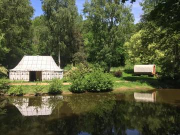 Camping pour 3 personnes, avec jardin et terrasse en Auvergne