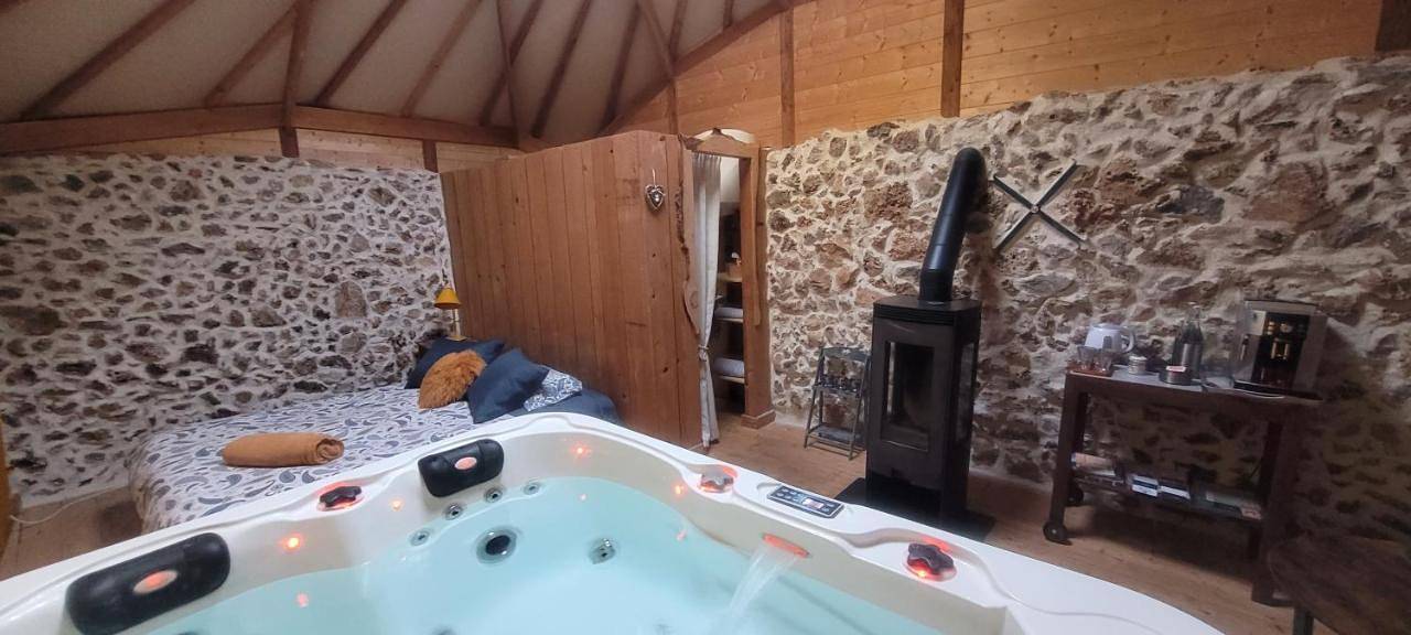 Lodge with Exterior Hot Tub in Saint-Maximin-la-Sainte-Baume, Région de Brignoles